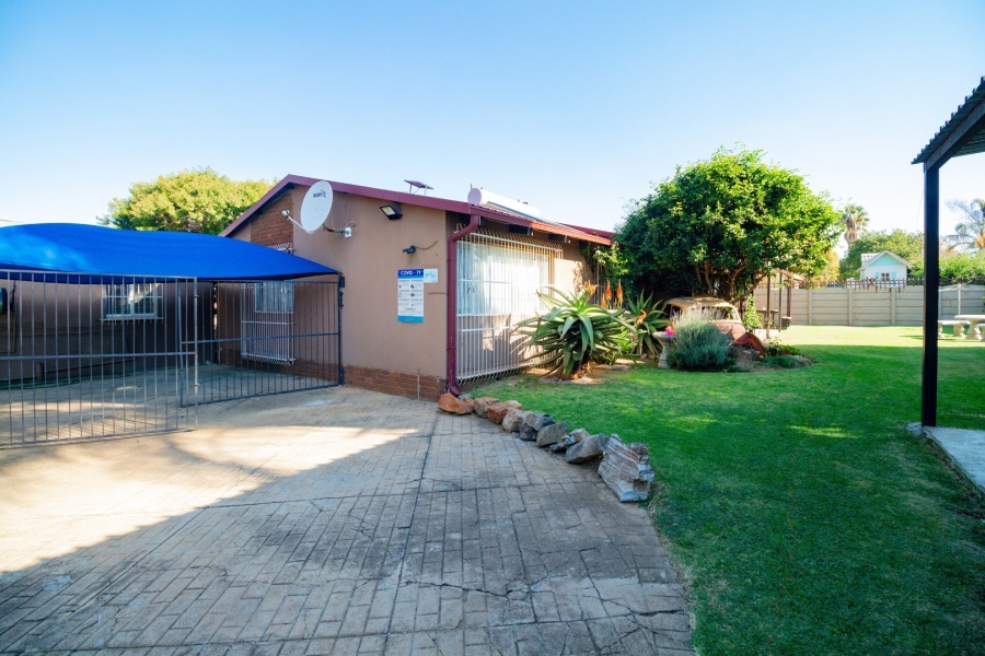 6 Bedroom Property for Sale in Bonaero Park Gauteng