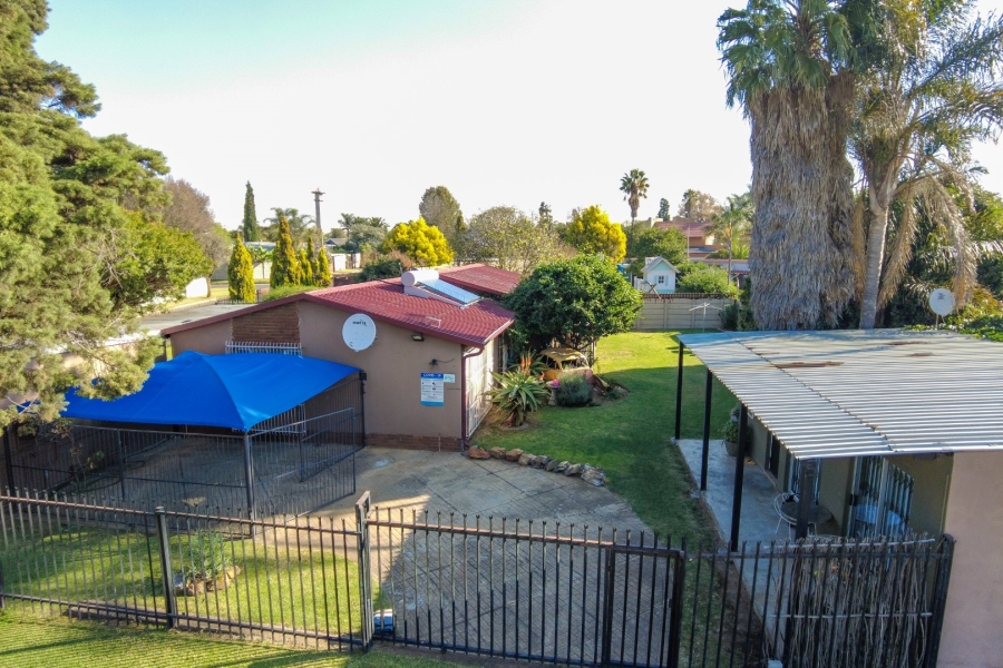 6 Bedroom Property for Sale in Bonaero Park Gauteng