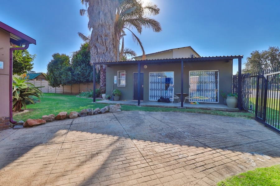 6 Bedroom Property for Sale in Bonaero Park Gauteng