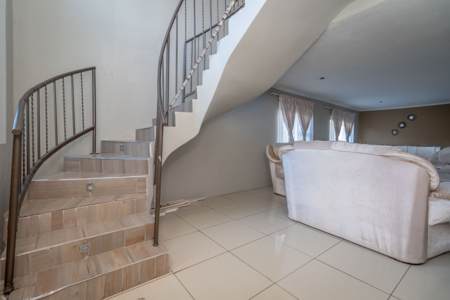 6 Bedroom Property for Sale in Wildtuinpark Gauteng