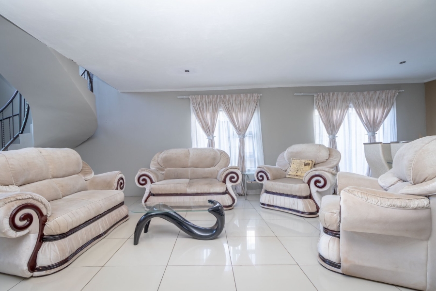 6 Bedroom Property for Sale in Wildtuinpark Gauteng