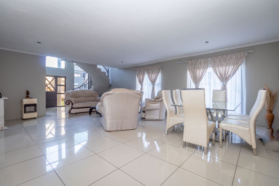 6 Bedroom Property for Sale in Wildtuinpark Gauteng