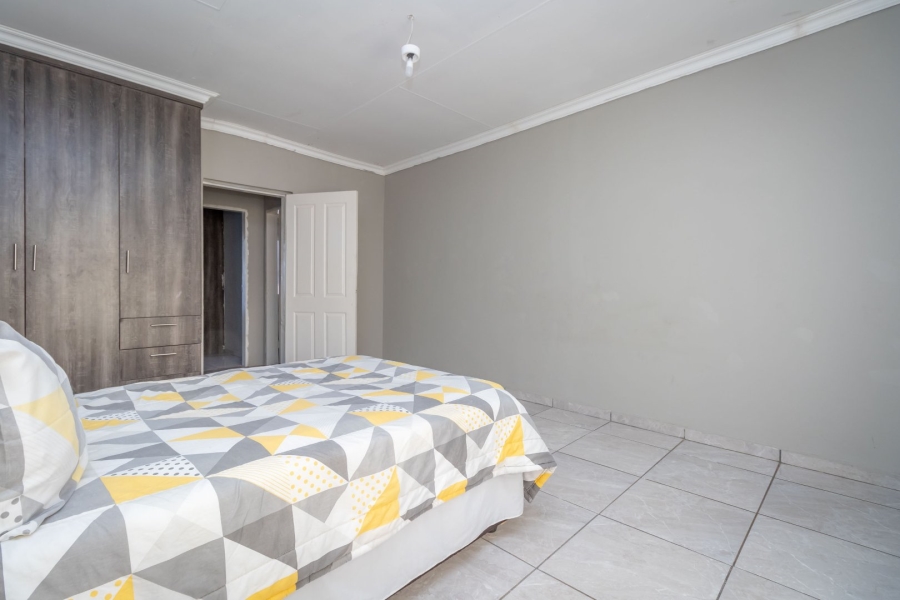 6 Bedroom Property for Sale in Wildtuinpark Gauteng