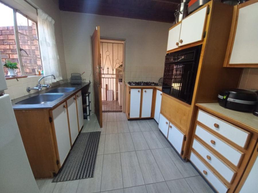 5 Bedroom Property for Sale in Wierda Park Gauteng