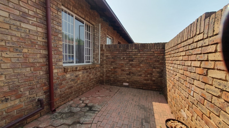 2 Bedroom Property for Sale in Wierda Park Gauteng