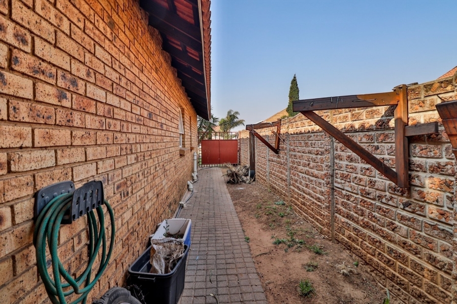 3 Bedroom Property for Sale in Bonaero Park Gauteng