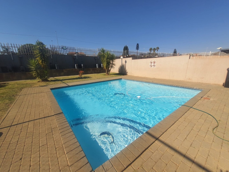 2 Bedroom Property for Sale in Radiokop Gauteng