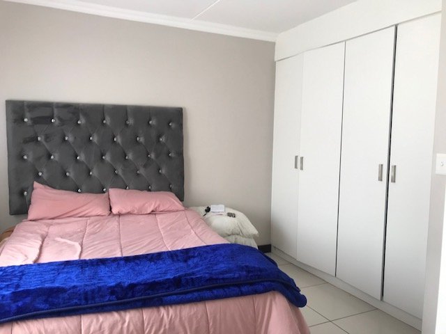 1 Bedroom Property for Sale in Rooihuiskraal North Gauteng