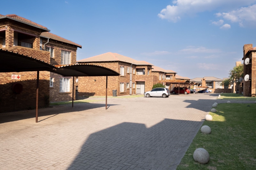 2 Bedroom Property for Sale in Noordwyk Gauteng