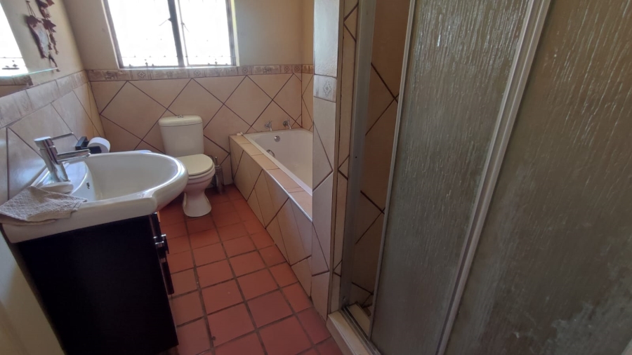 4 Bedroom Property for Sale in Zwartkop Gauteng