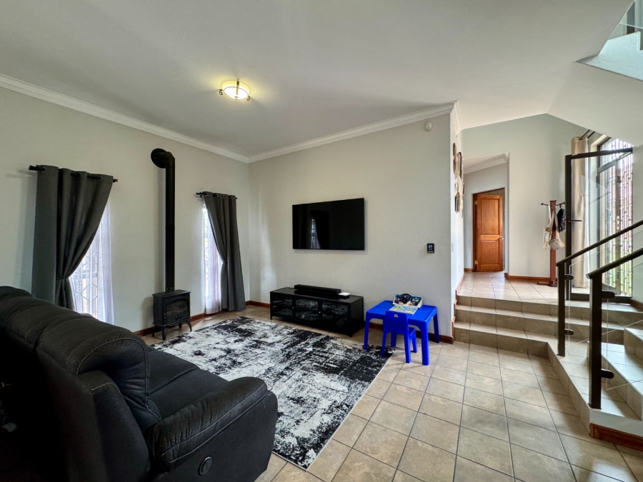 4 Bedroom Property for Sale in Die Hoewes Gauteng