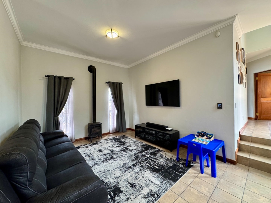 4 Bedroom Property for Sale in Die Hoewes Gauteng