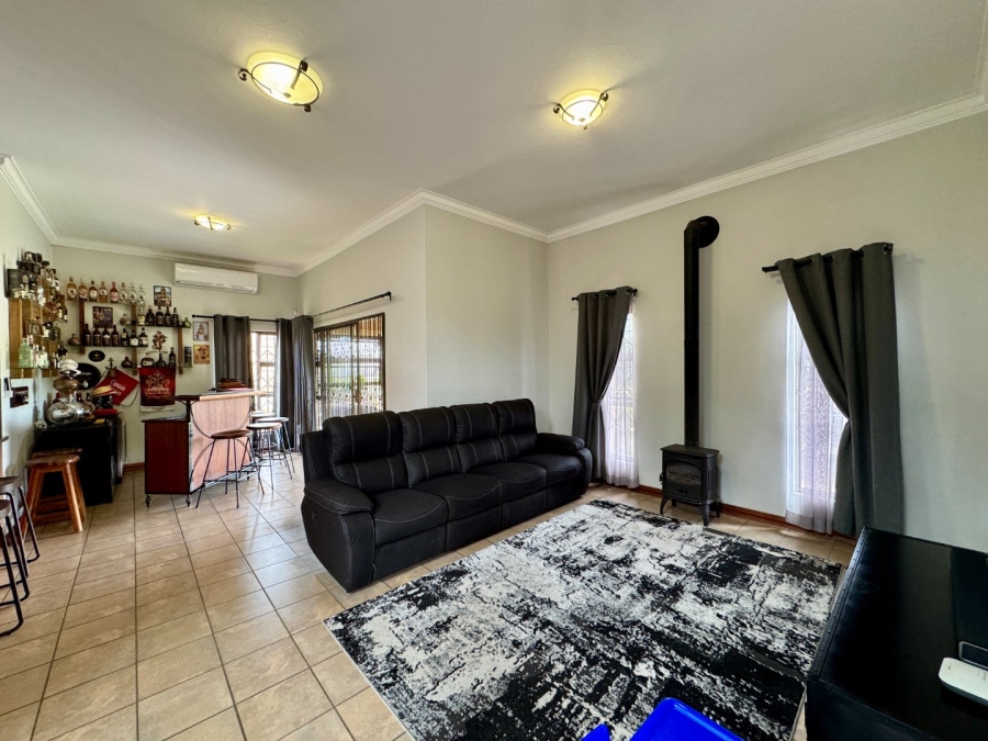 4 Bedroom Property for Sale in Die Hoewes Gauteng