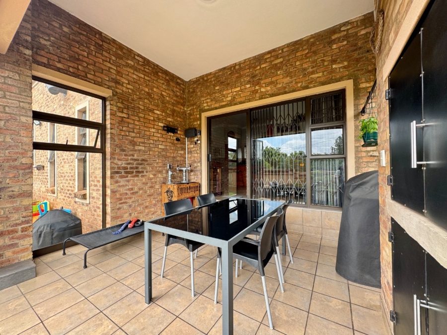 4 Bedroom Property for Sale in Die Hoewes Gauteng