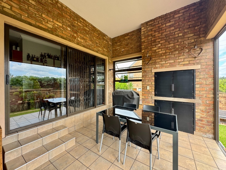 4 Bedroom Property for Sale in Die Hoewes Gauteng