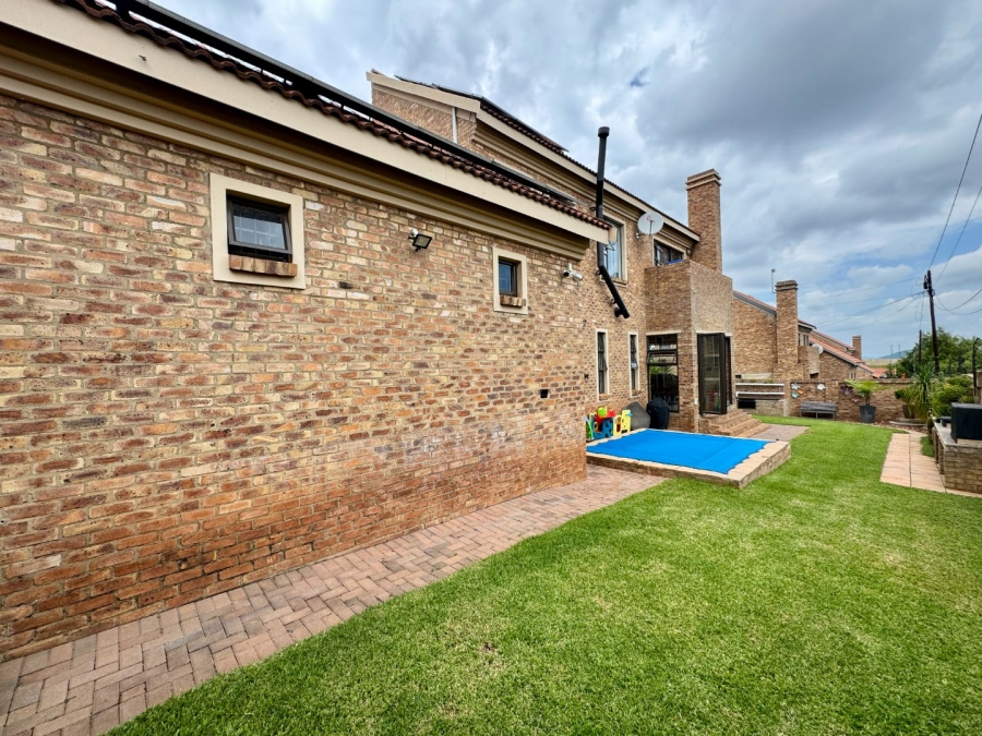 4 Bedroom Property for Sale in Die Hoewes Gauteng