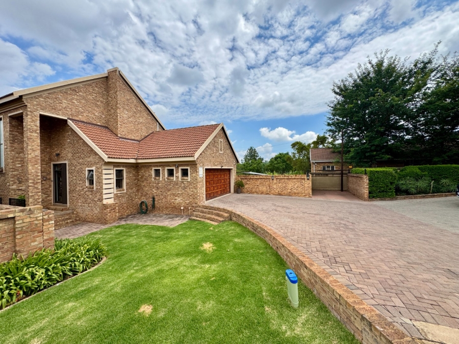 4 Bedroom Property for Sale in Die Hoewes Gauteng