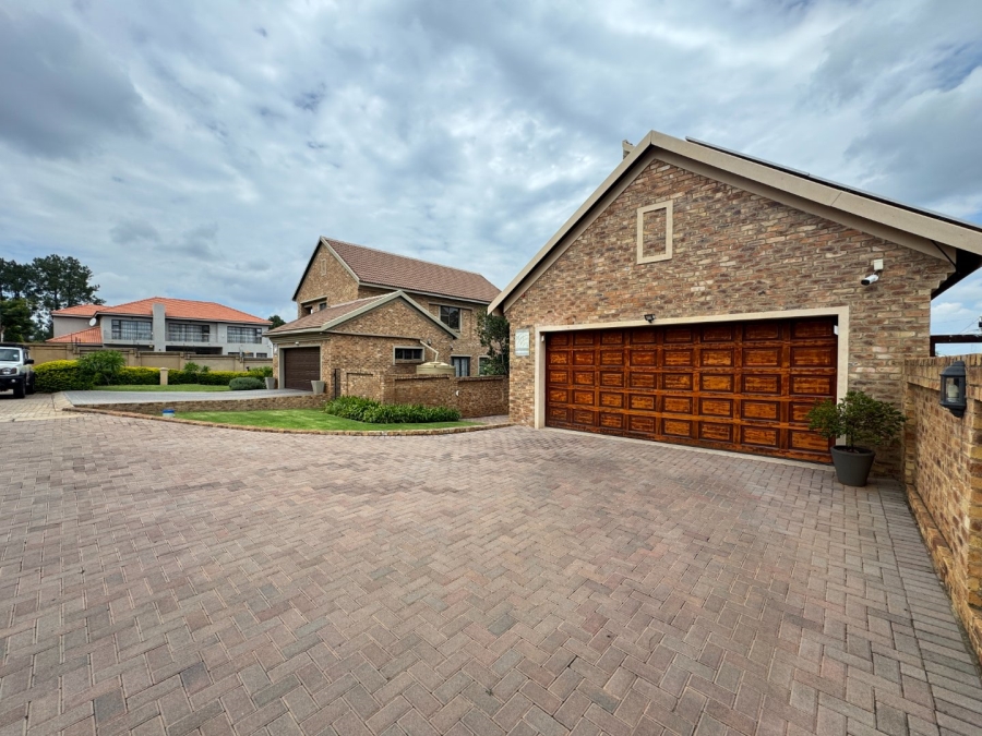 4 Bedroom Property for Sale in Die Hoewes Gauteng