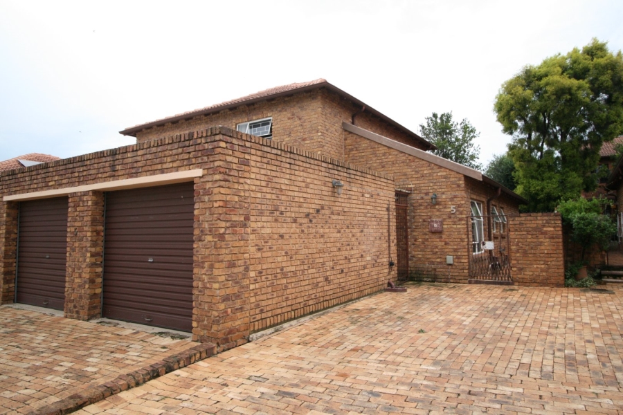 2 Bedroom Property for Sale in Weltevreden Park Gauteng