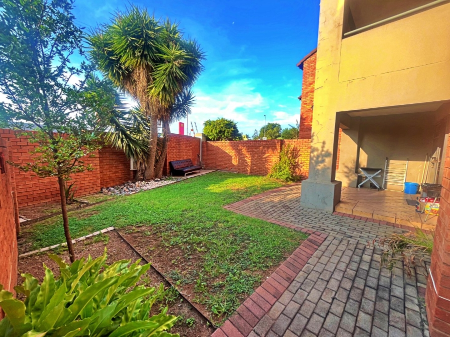 2 Bedroom Property for Sale in Die Hoewes Gauteng