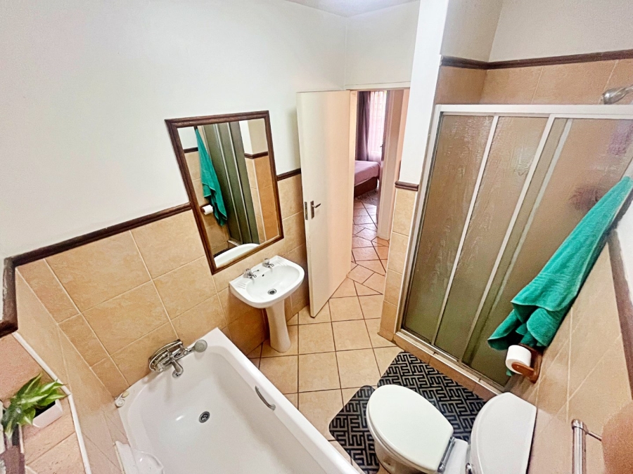 2 Bedroom Property for Sale in Die Hoewes Gauteng