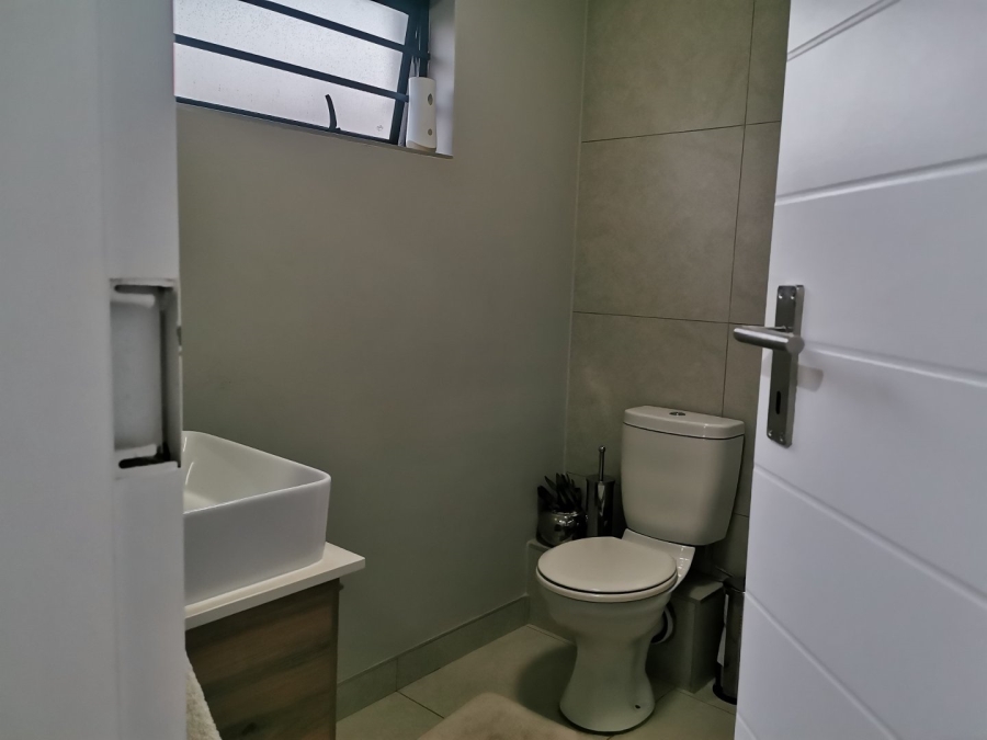 To Let 2 Bedroom Property for Rent in Glen Marais Gauteng