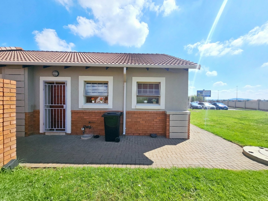 To Let 3 Bedroom Property for Rent in Monavoni Gauteng