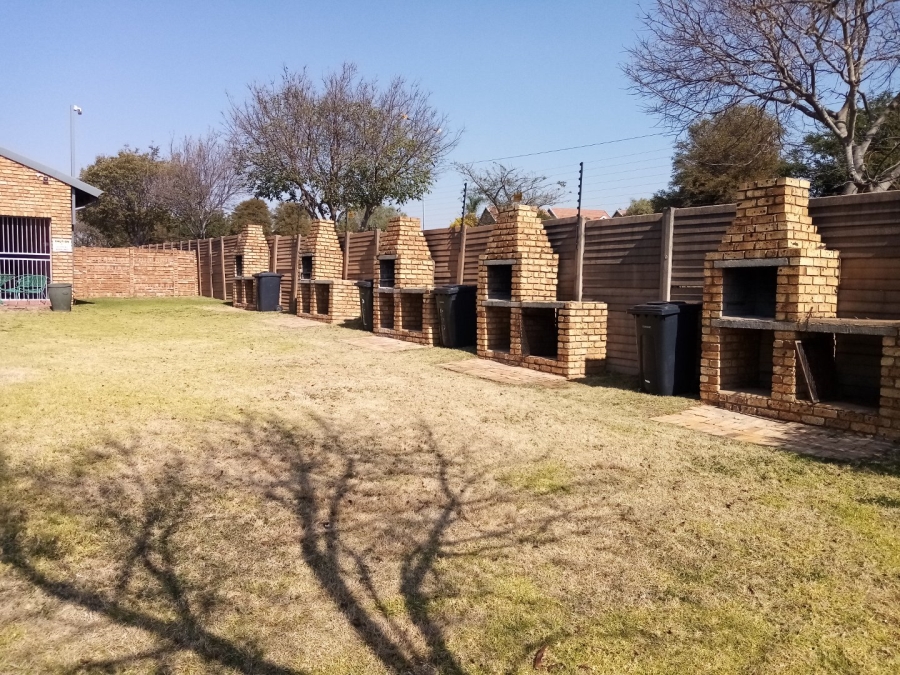 2 Bedroom Property for Sale in Rooihuiskraal North Gauteng