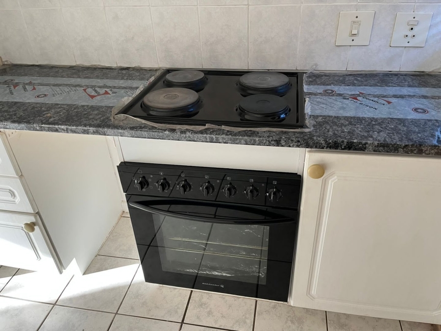 2 Bedroom Property for Sale in Rooihuiskraal North Gauteng