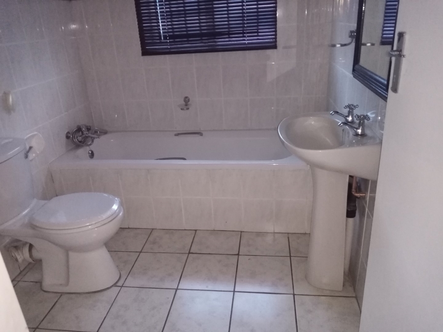 2 Bedroom Property for Sale in Rooihuiskraal North Gauteng