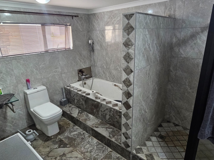 7 Bedroom Property for Sale in Raslouw Gauteng