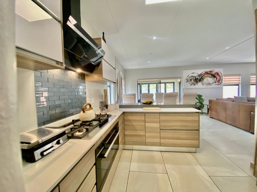 4 Bedroom Property for Sale in Crowthorne AH Gauteng