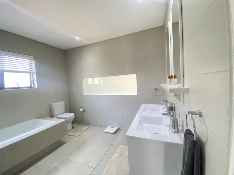 4 Bedroom Property for Sale in Crowthorne AH Gauteng