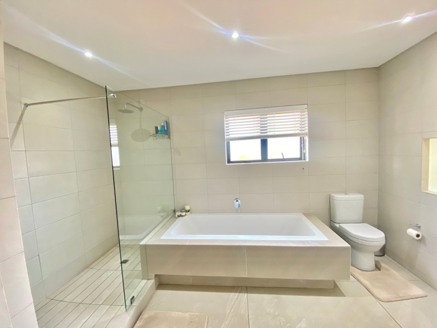 4 Bedroom Property for Sale in Crowthorne AH Gauteng