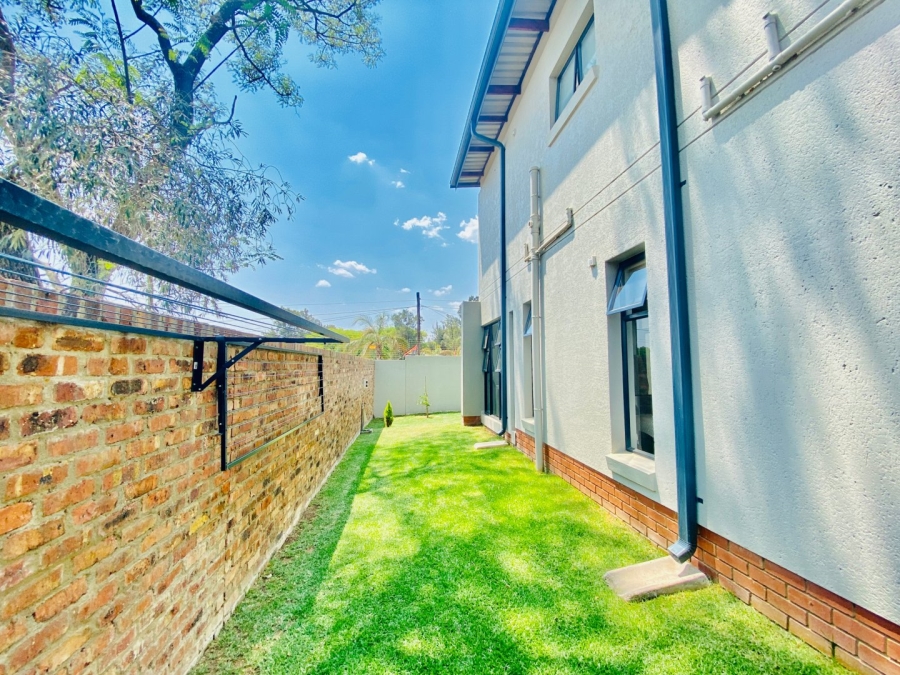 4 Bedroom Property for Sale in Crowthorne AH Gauteng