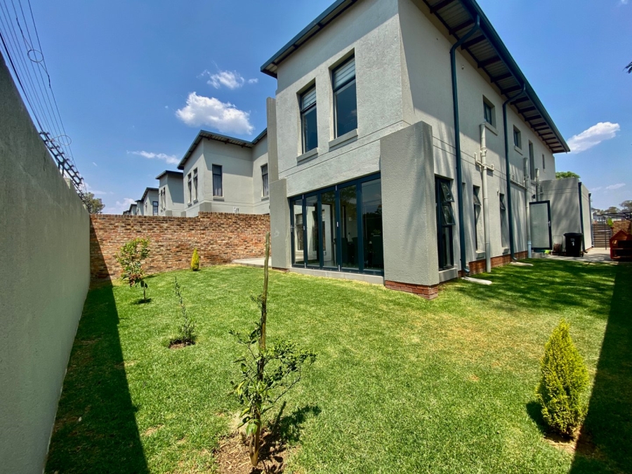 4 Bedroom Property for Sale in Crowthorne AH Gauteng