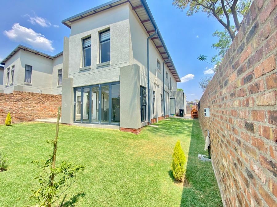 4 Bedroom Property for Sale in Crowthorne AH Gauteng