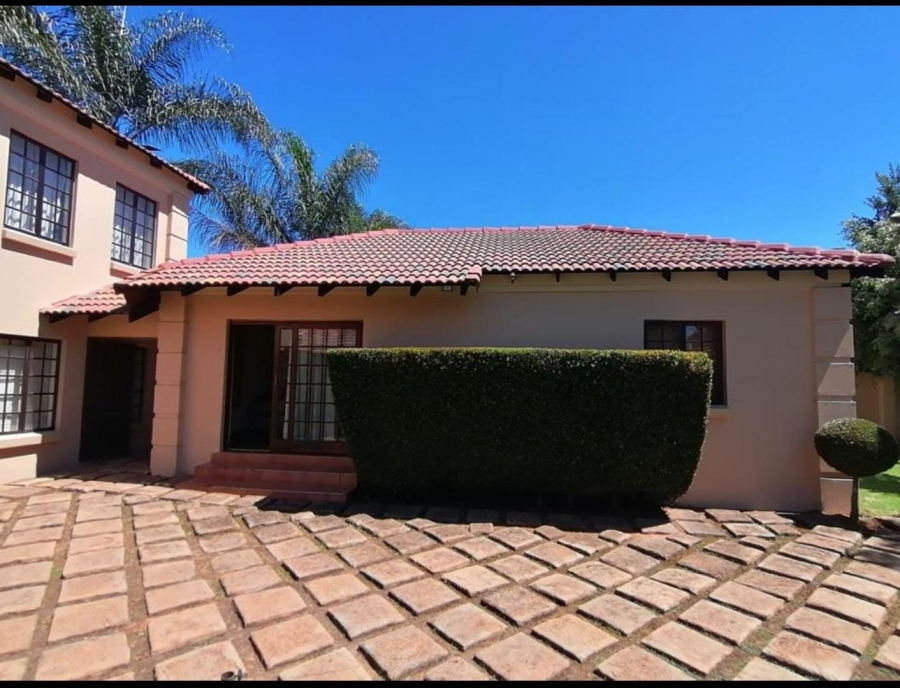 6 Bedroom Property for Sale in Blue Hills Gauteng