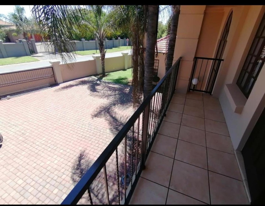 6 Bedroom Property for Sale in Blue Hills Gauteng