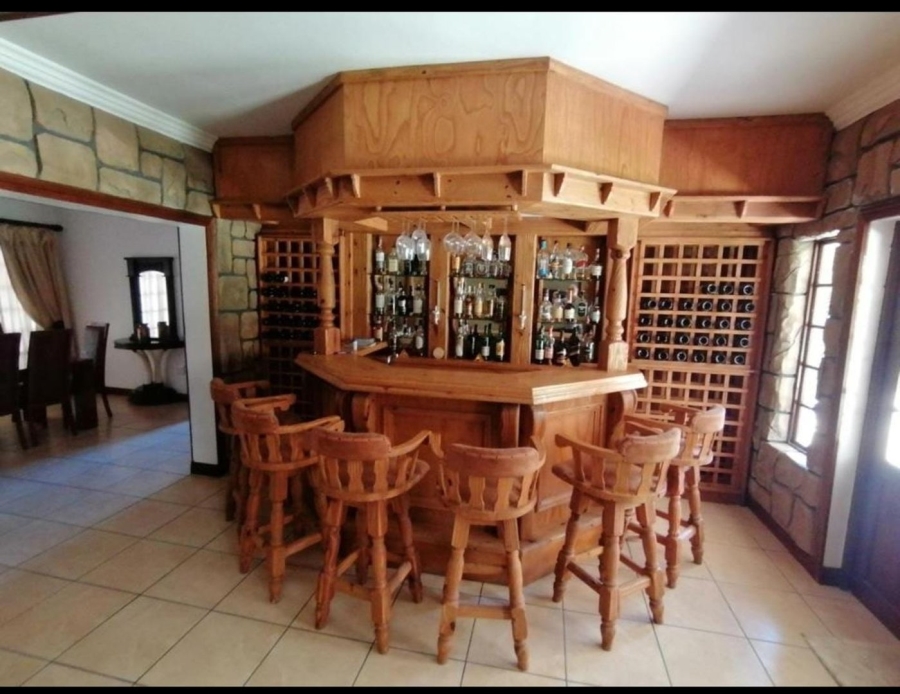 6 Bedroom Property for Sale in Blue Hills Gauteng