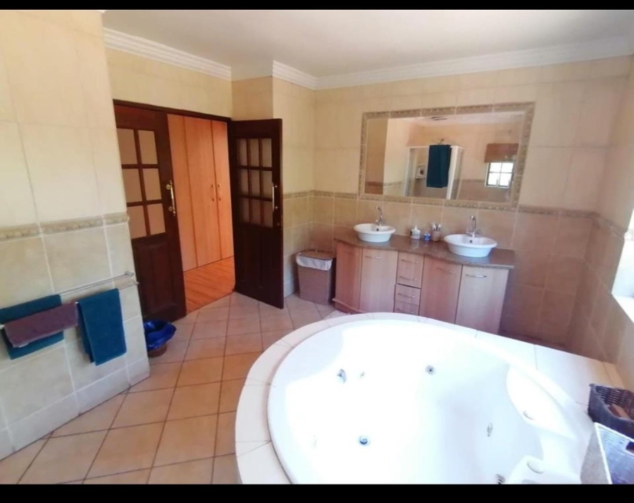 6 Bedroom Property for Sale in Blue Hills Gauteng