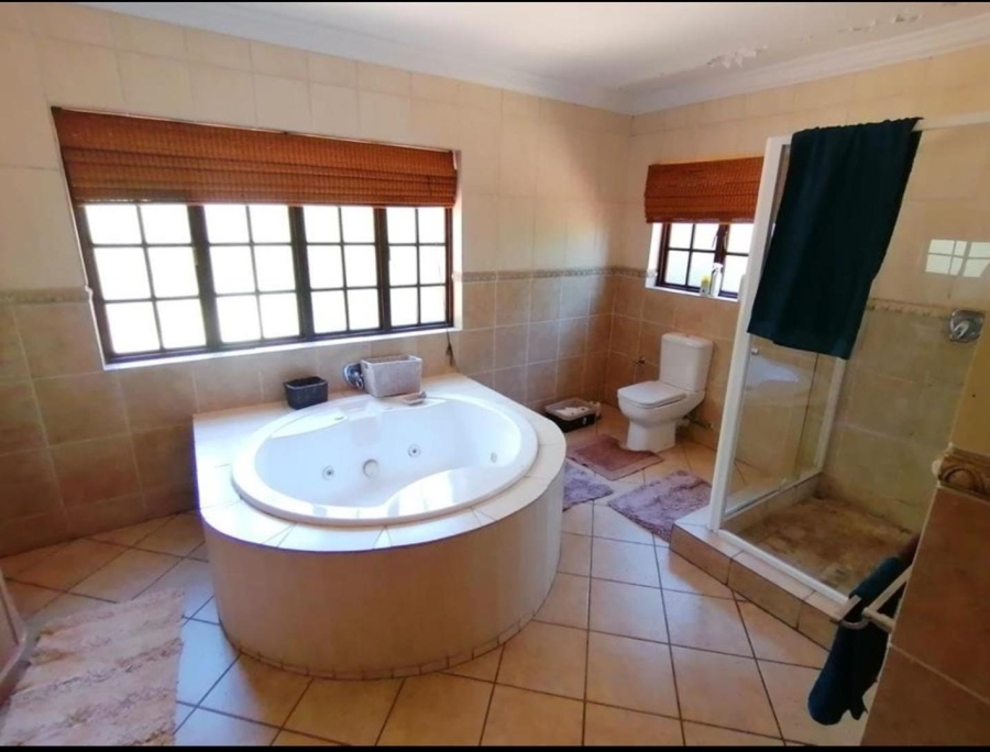 6 Bedroom Property for Sale in Blue Hills Gauteng