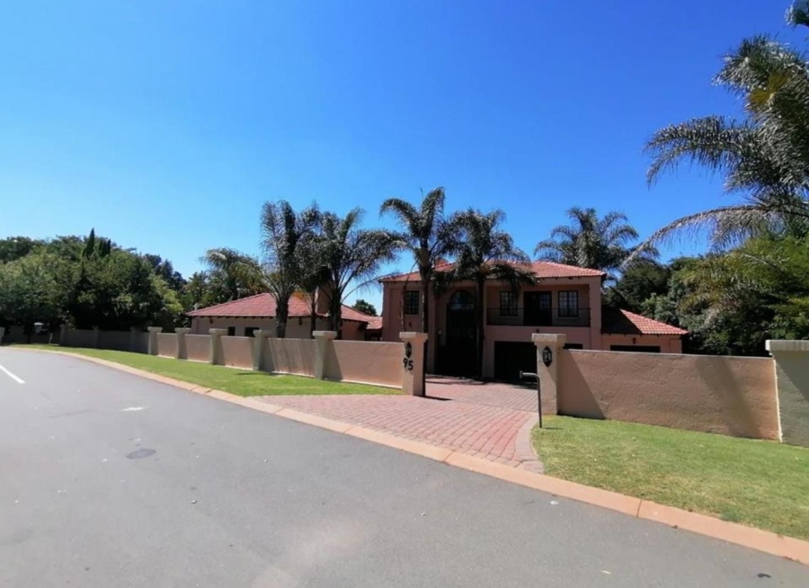 6 Bedroom Property for Sale in Blue Hills Gauteng