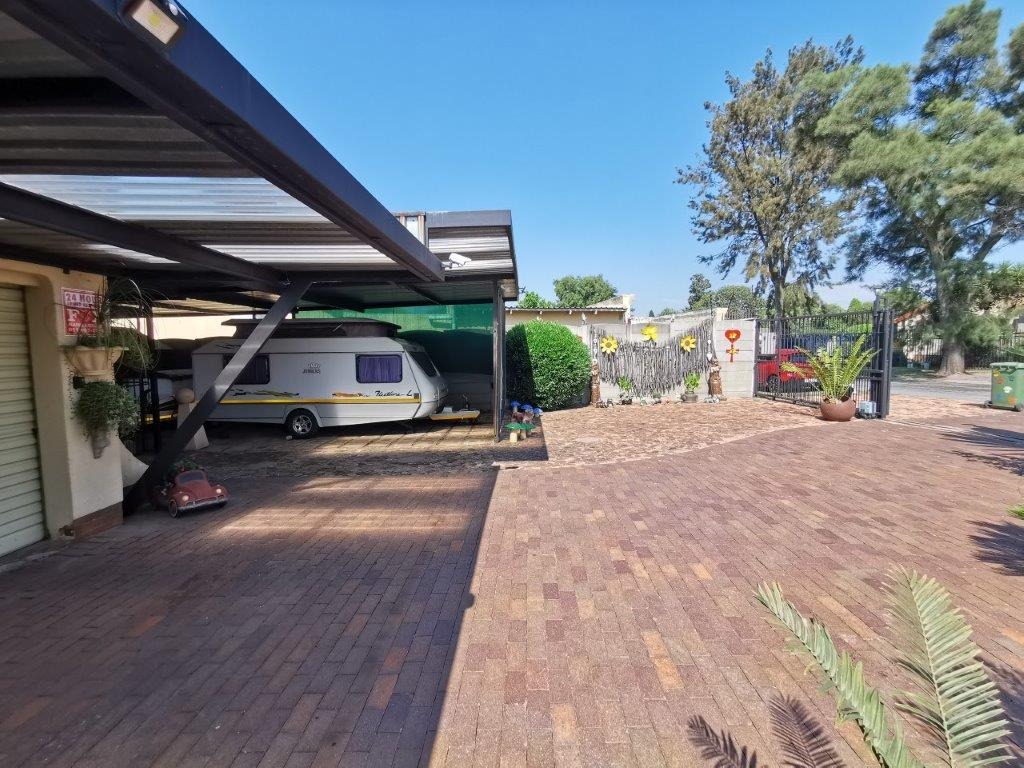 3 Bedroom Property for Sale in Brackendowns Gauteng