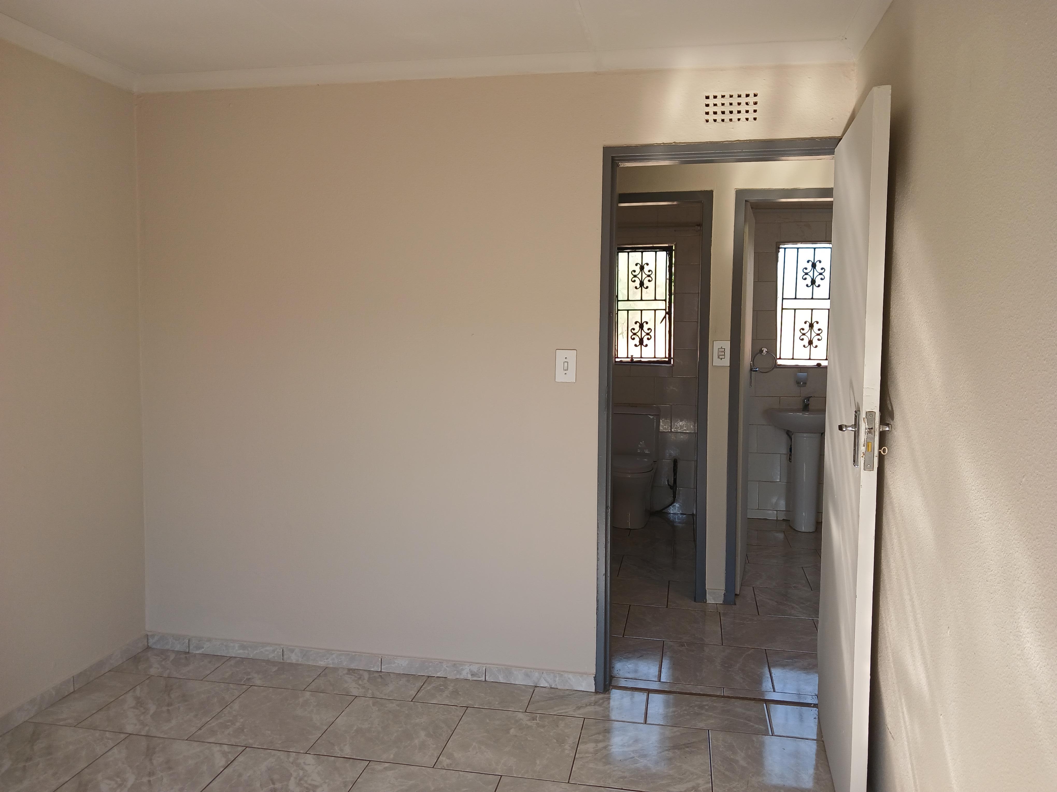 3 Bedroom Property for Sale in Chiawelo Gauteng