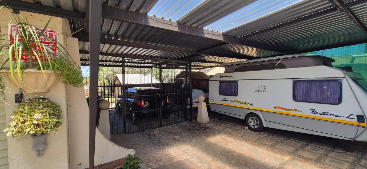 3 Bedroom Property for Sale in Brackendowns Gauteng