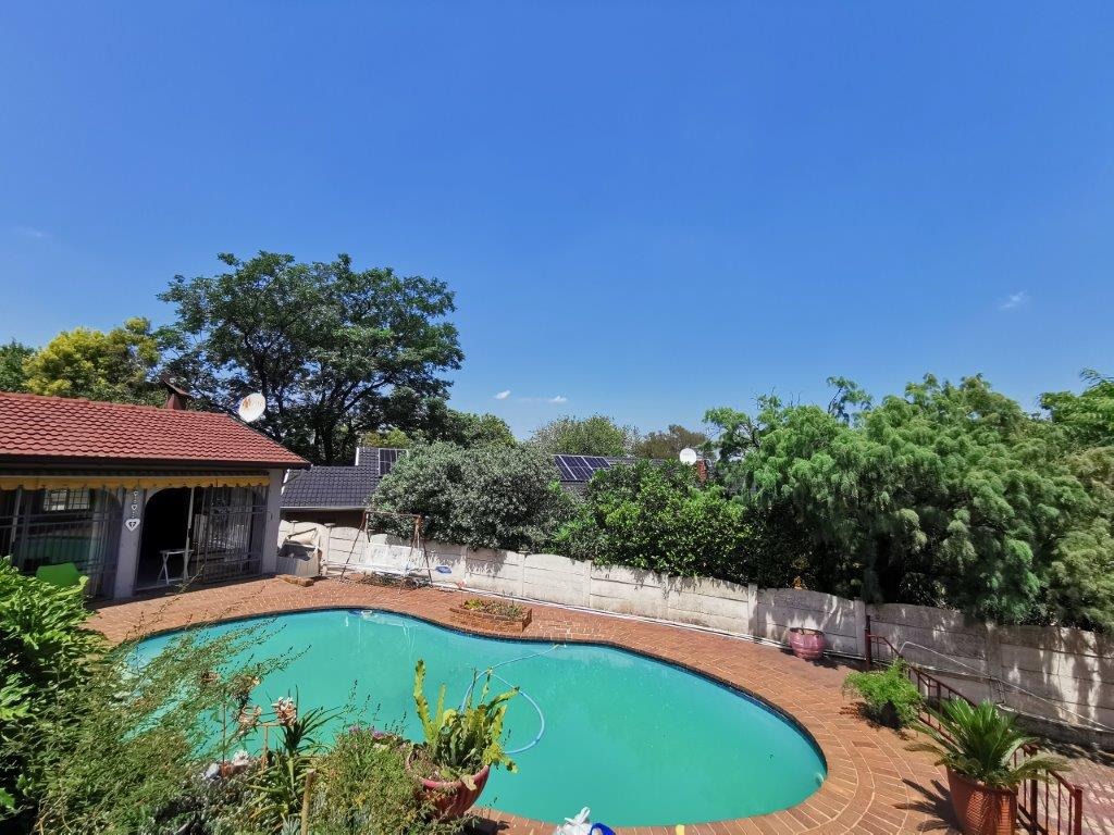 3 Bedroom Property for Sale in Brackendowns Gauteng