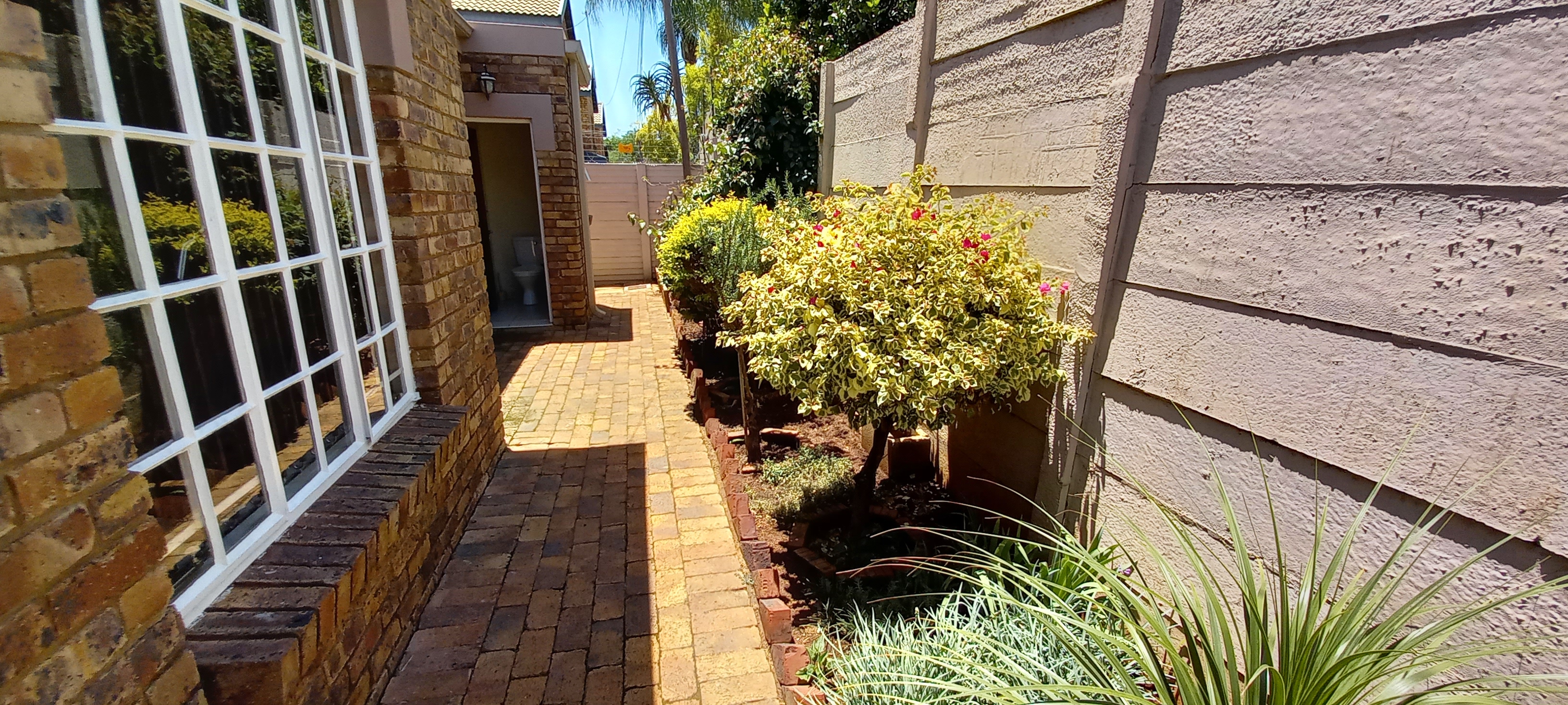 To Let 3 Bedroom Property for Rent in Waverley Gauteng