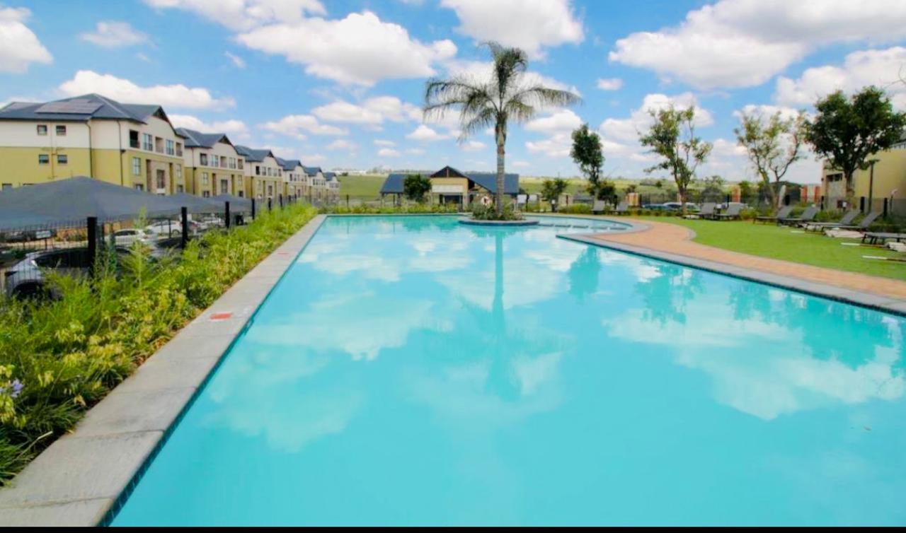 To Let 2 Bedroom Property for Rent in Waterfall Gauteng