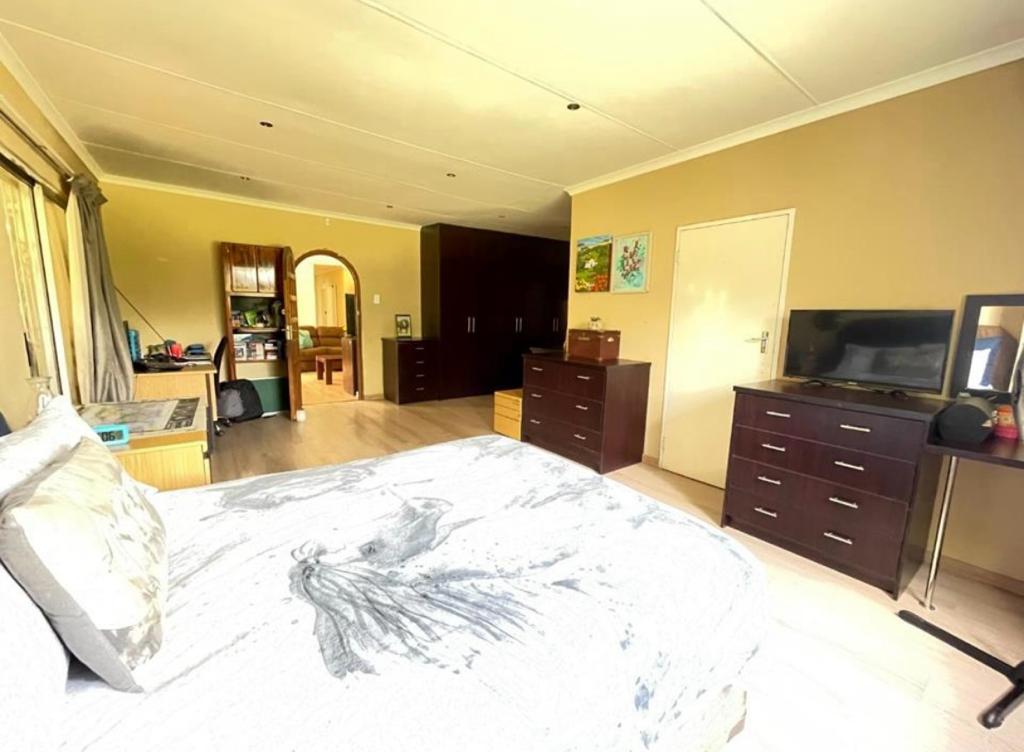 6 Bedroom Property for Sale in Golf View Gauteng